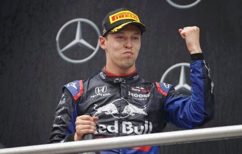 Пилот «Формулы-1» Даниил Квят забрался на третье место на пьедестале
