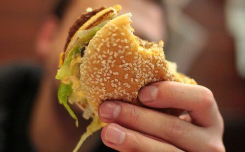 «Проверять не умеете»: McDonald’s упрекнул Роскачество в «бургерах с антибиотиками»