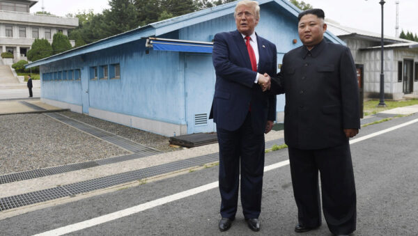 Трамп стал первым из всех лидеров США, кто пересёк границу Северной Кореи