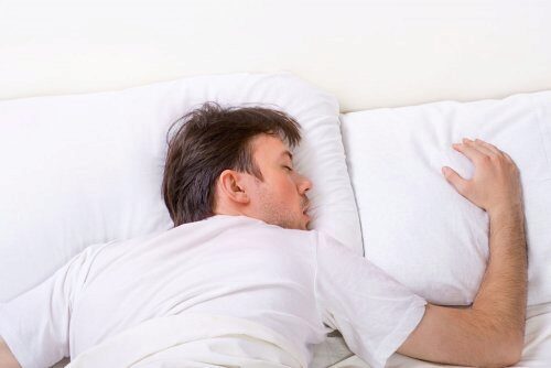 Ученые объяснили, почему мужчинам вредно спать на животе