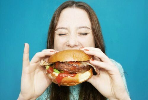 Ученые: Жирная еда влияет на мозг и провоцирует переедание