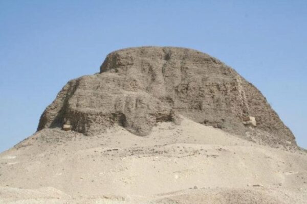 В Египте для туристов открыли уникальную «ломаную» пирамиду