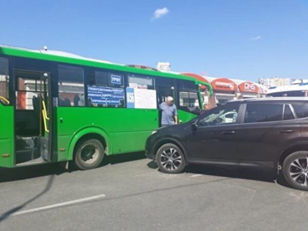 В Екатеринбурге в аварии с участием автобуса и внедорожника пострадали семь человек