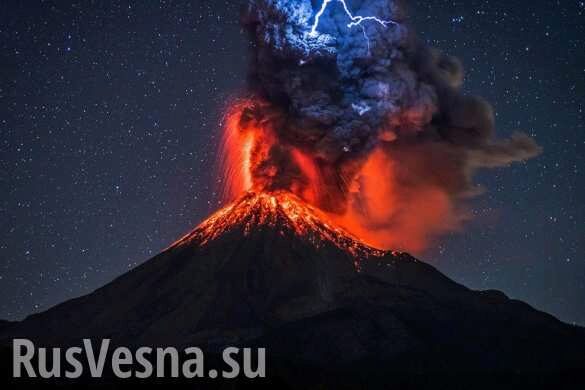В Италии проснулся грозный вулкан, готовится эвакуация (ВИДЕО)