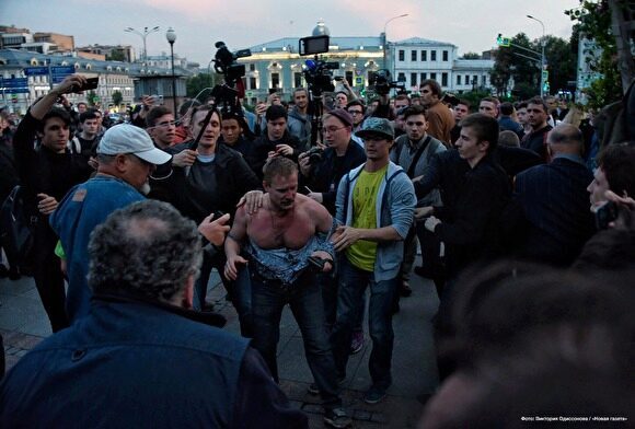 В Москве на акции в поддержку кандидатов в Мосгордуму активисты SERB устроили драку