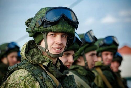 В октябре поднимут зарплату сотрудникам российской армии, служащих по контракту