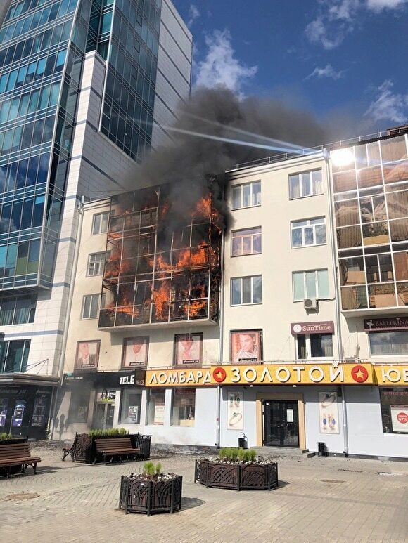 В центре Екатеринбурга на улице Вайнера, где проходит пешеходный бульвар, — сильный пожар