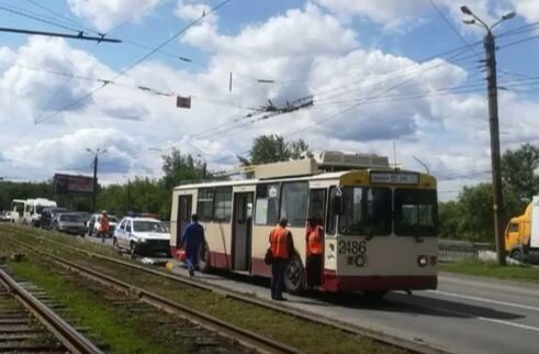 В Челябинске мужчина погиб под колесами троллейбуса