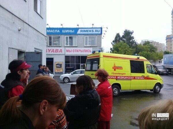 В Екатеринбурге курьер убил слесаря около супермаркета «Мегамарт»