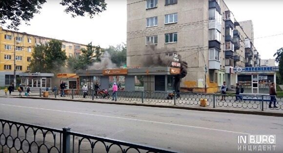 В Екатеринбурге на Уралмаше сгорел ларек