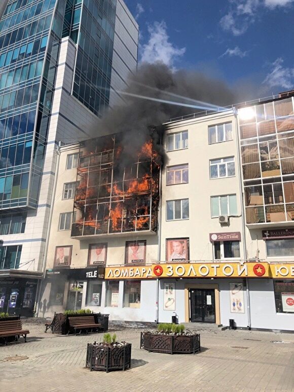 В Екатеринбурге полностью потушили крупный пожар в жилом доме на Вайнера