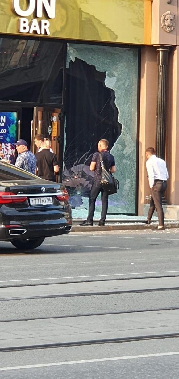 В Екатеринбурге посетитель протаранил бар на BMW, не сумев оплатить шампанское за 100 тыс.