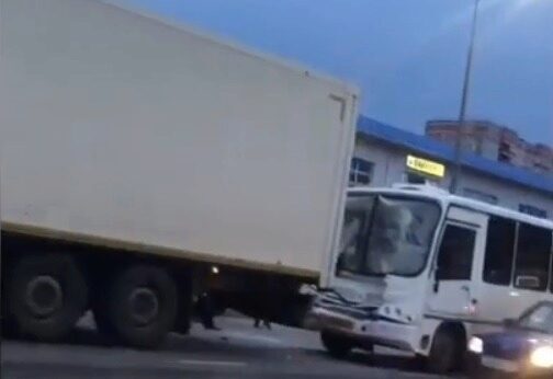 В Краснодаре 12 пассажиров маршрутки госпитализированы после ДТП с грузовиком
