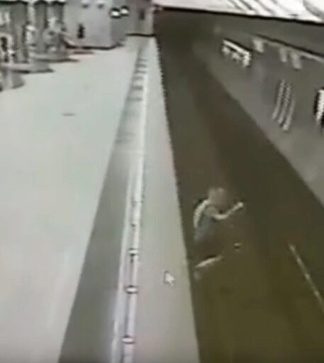 В метро Екатеринбурга девятилетний ребенок упал на рельсы