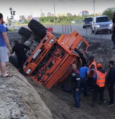 В Новом Уренгое грузовик упал в траншею