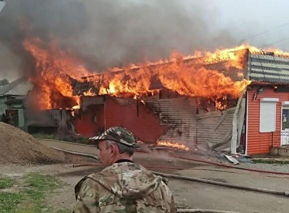 В Нязепетровске огонь уничтожил магазин и частный дом, где жила вдова с двумя детьми