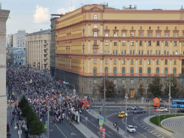 Во время провокации на Тверской митингующие избили полицейского