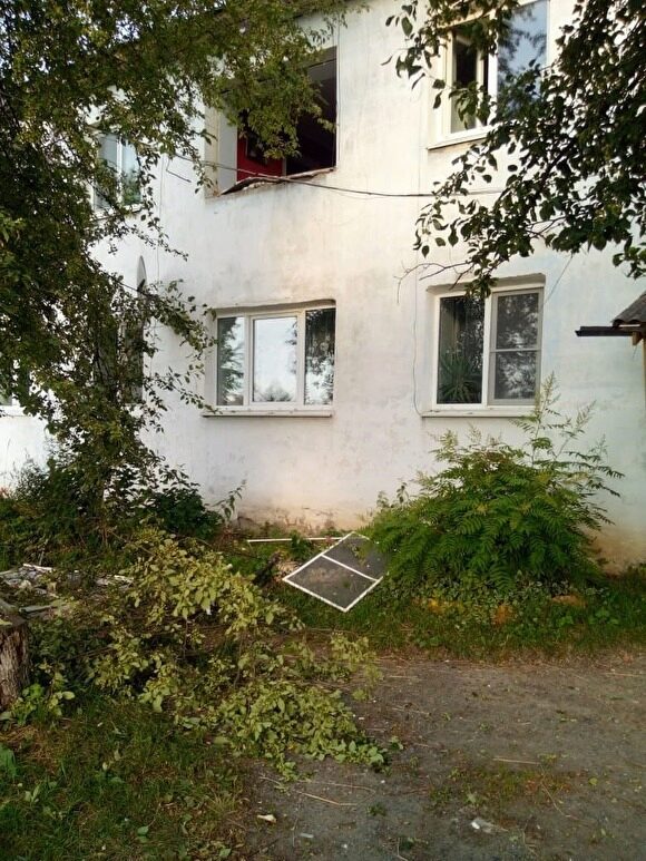 В поселке Асбестовском после взрыва в многоквартирном жилом доме госпитализирован мужчина