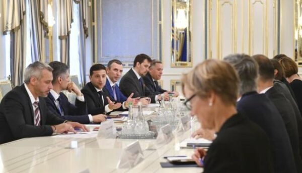 Зеленский обсудил с послами G7 выборы, реформы и войну на Донбассе