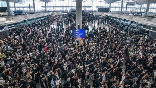 Аэропорт Гонконга возобновил работу, однако продолжает отменять рейсы
