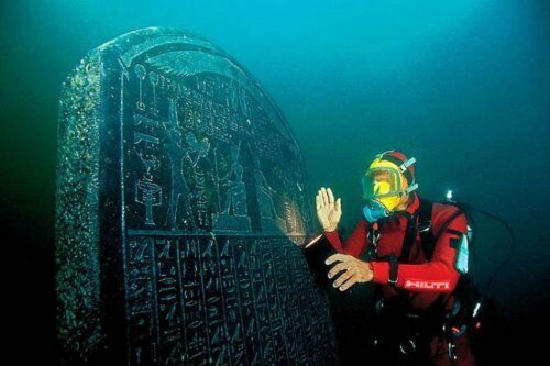 Археологи обнаружили в африканской реке Нил затонувший храм с сокровищами