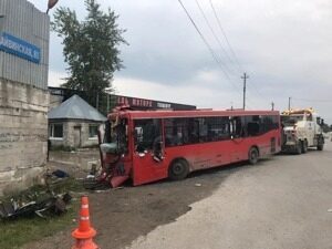 Число пострадавших при столкновении автобуса со стеной в Перми выросло до 32 человек
