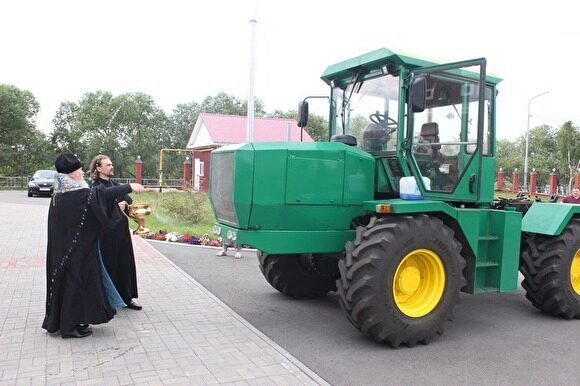 Директор курганского завода и его подчиненные помолились по поводу выпуска нового трактора