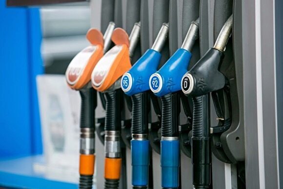 Эксперты: в Свердловской области на зарплату можно купить 812 литров бензина в месяц