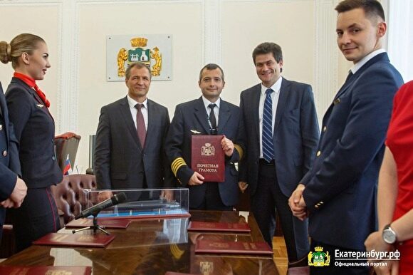 Глава Екатеринбурга подарил пилоту, посадившему самолет в поле, модель атомохода