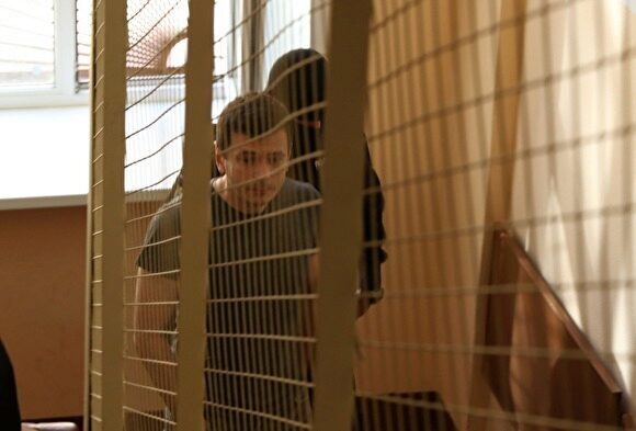 Илья Яшин сообщил, что его снова задержали на выходе из спецприемника