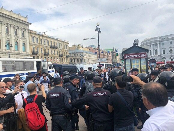 Координатора штаба Навального в Петербурге задержали у дома