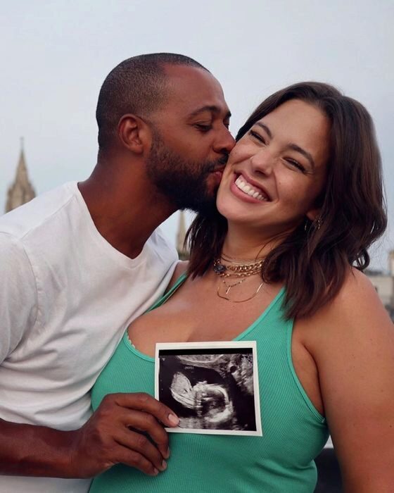 Кругленький живот и растяжки: Эшли Грэм показала правдивые фото во время беременности