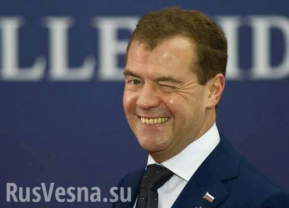 Медведев настаивает на 4-дневной рабочей неделе, Минтруда поставлена задача