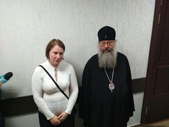 Митрополит Кирилл приехал в суд над активисткой, пикетировавшей против креста Покраса