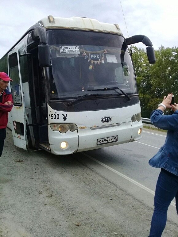 На трассе Екатеринбург — Курган у рейсового автобуса на скорости лопнуло колесо