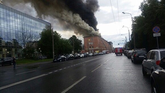 На Васильевском острове в Петербурге горит бизнес-центр