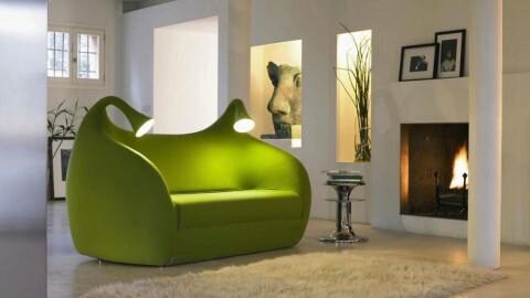 Необычный диван, как модный акцент в красивом дизайне интерьера