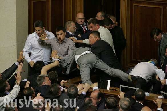 Новые украинские депутаты поспорили из-за мест в зале Рады