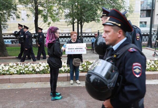 Полицейский в Москве вежливо уладил конфликтную ситуацию на пикете оппозиции