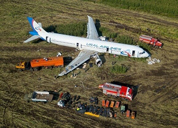 Самолет «Уральских авиалиний» эвакуировали с кукурузного поля, где он приземлился