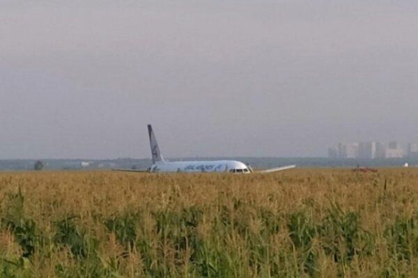 Самолет «Уральский авиалиний» совершил жесткую посадку в Подмосковье