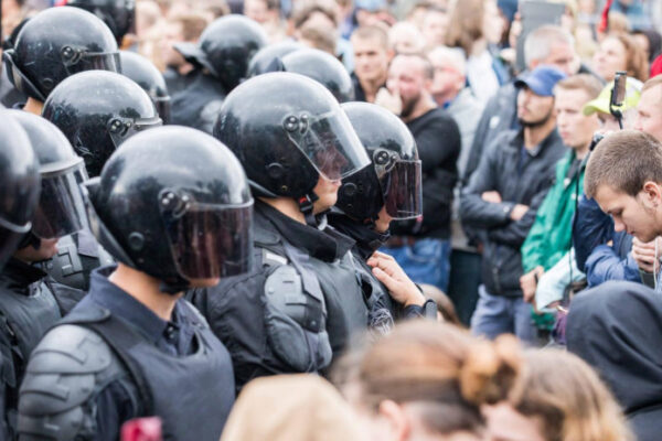 СК возбудил дело после того, как родители пришли с годовалым ребенком на митинг в Москве