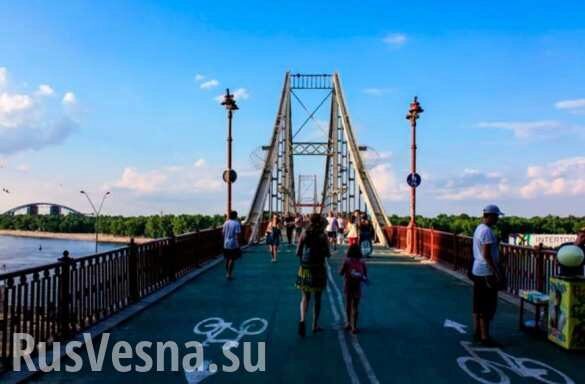 В Киеве обрушилась часть пешеходного моста (+ВИДЕО)