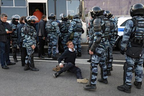 В Кремле осудили несоразмерное применение силы полицией в отношении митингующих