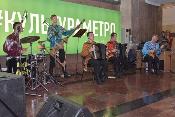 В метро Екатеринбурга впервые прозвучала живая музыка (фото)