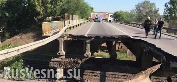 В Сети появились кадры обрушения автомобильного моста в Харькове (ВИДЕО)