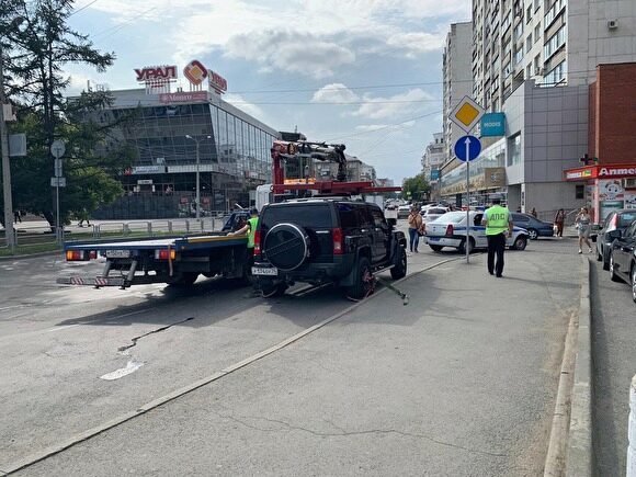 В центре Челябинска эвакуировали Hummer, припаркованный прямо на дороге