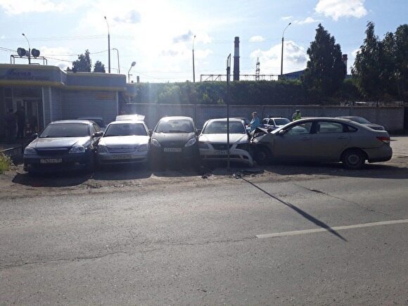 В Челябинске водитель Nissan протаранил семь автомобилей на проходной ЧМК