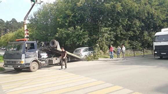 В Екатеринбурге автомобиль насмерть сбил пешехода, стоявшего на тротуаре