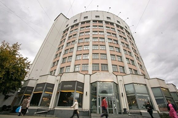 В Екатеринбурге памятник архитектуры — гостиницу «Исеть» затянут сеткой к реставрации